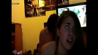 chica pone los ojos en blanco