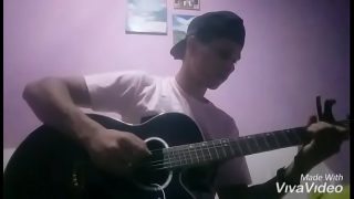 Namorada trai namorado enquanto ele toca Violao