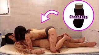 バレンタインに全身チョコSEXをプレゼントしてきた彼女がエロい。Chocolate slick sex in the bathroom on valentine’s day